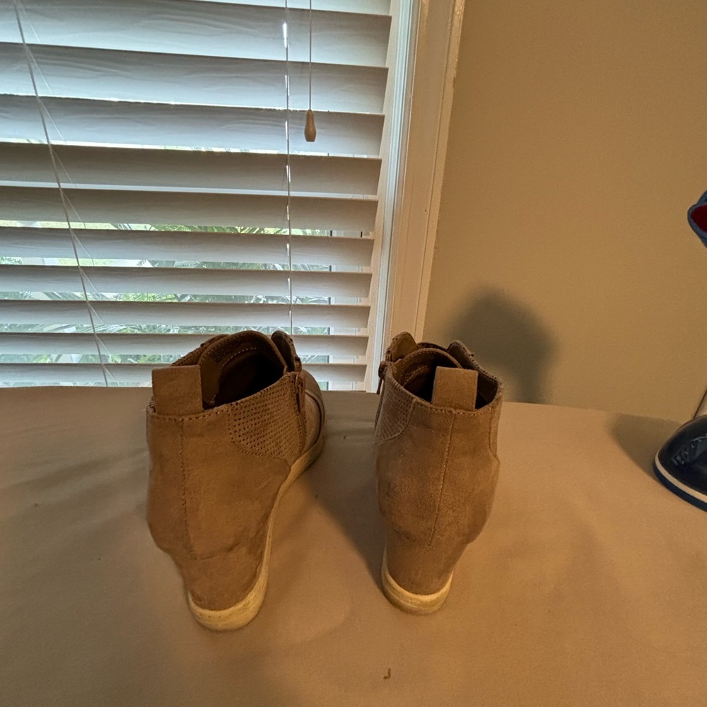 Shoes - Picture 3 of 6